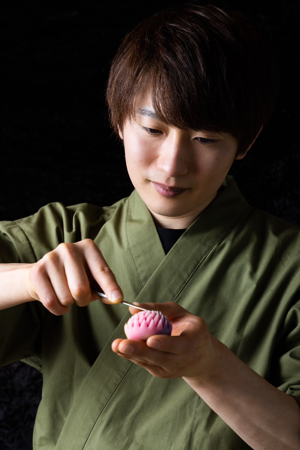 和菓子職人の老泉 翔太(おいずみ しょうた)さん