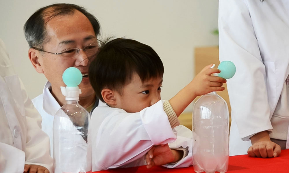 水素を解明して、ロケットを飛ばそう! ちびっ子科学者のサイエンスショー!