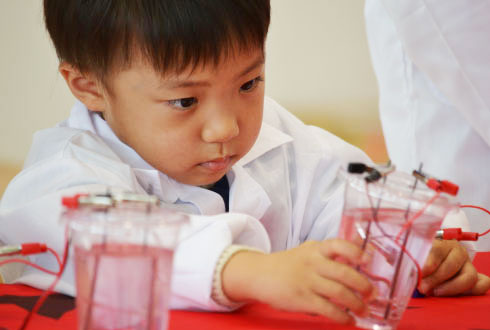 水素を解明して、ロケットを飛ばそう! ちびっ子科学者のサイエンスショー!