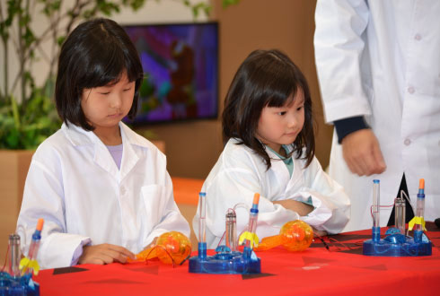水素を解明して、ロケットを飛ばそう! ちびっ子科学者のサイエンスショー!